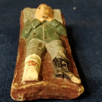 mand på båre tilskadekommen støbt i gips gammelt legetøj